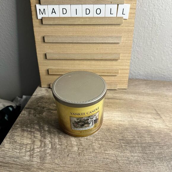 Yankee Candle Frosted Cedar Wreath Medium Tumbler Candle Retired Hard to find - Picture 1 of 5